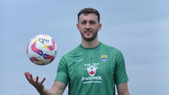 Kiper Baru Persib Adam Przybek Jalani Latihan Perdana - Update 1