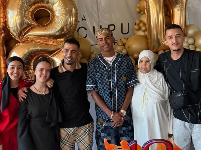 **Pemain Barcelona Lamine Yamal: Pesta Ulang Tahun yang Menjadi Perbincangan**