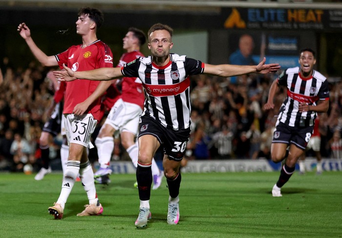 **Grimsby Town Tumbangkan MU di Adu Penalti, Karena Mereka Nggak Ada Takut-Takutnya!**