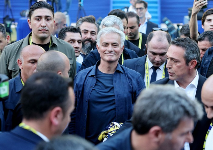 **Jose Mourinho di Fenerbahce: Dari Perayaan Meriah ke Pemisahan Mengecewakan**