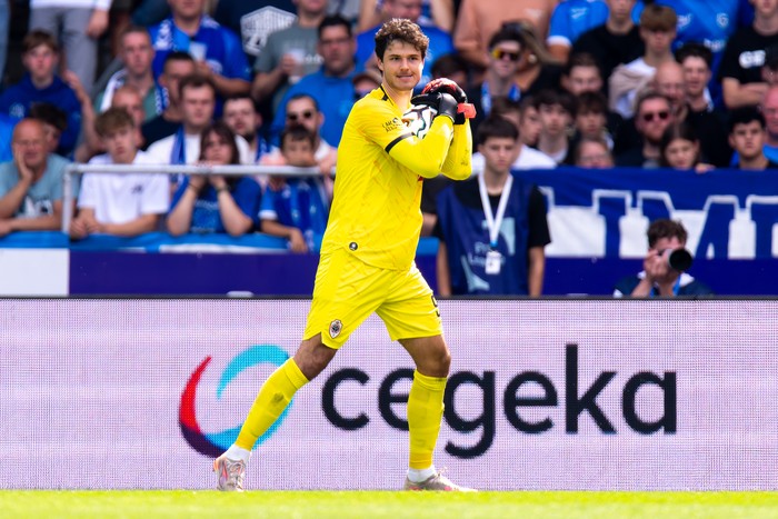 **Senne Lammens: Kiper Tanpa Kelemahan yang Siap Goyang MU**
