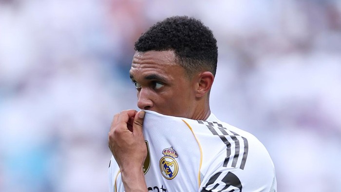 **Steven Gerrard Kritik Kepindahan Trent Alexander-Arnold ke Real Madrid**
