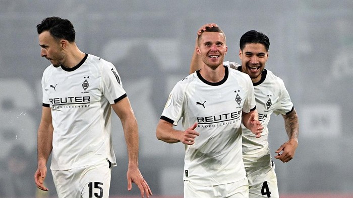 **DFB-Pokal: Kevin Diks Beraksi, Gladbach Atasi Karlsruher dalam Pertarungan Menegangkan**