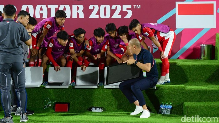 **Nova Arianto: Timnas U-17 Indonesia Masih Terhambat Kesalahan Mendasar di Piala Dunia 2025**